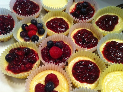 чізкейки з варенням і ягодами