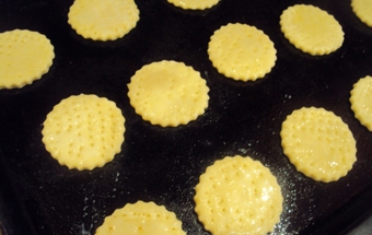 викладаємо крекери на деко