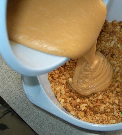 Змішуємо крем з печивом