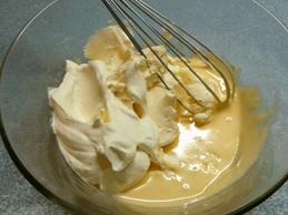 перемішуємо жовтково-борошняну суміш зі збитими білками