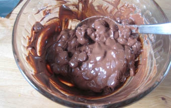 перемішуємо шоколад з допомогою столової ложки