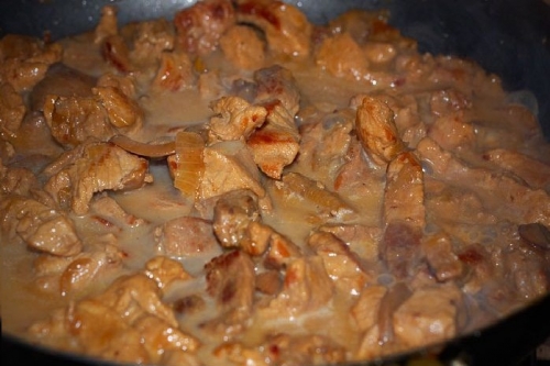 Тушкуємо мариноване м'ясо яловичини