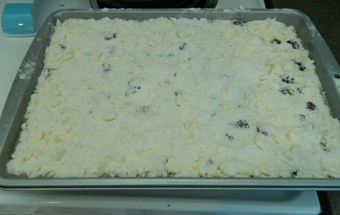 посипаємо начинку тестовій крихтою