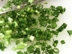 дрібно рубаємо зелений лук
