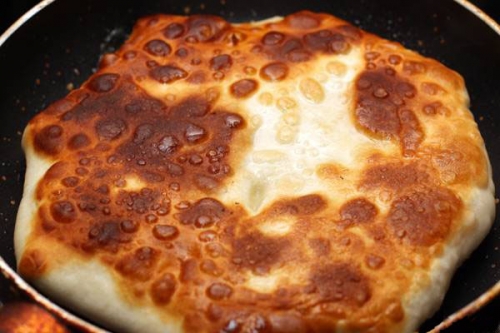 обсмажуємо пиріг на сковороді