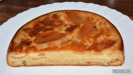 нарізаємо шарлотку на шматочки