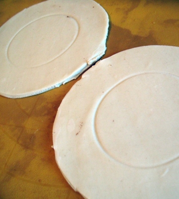 врезаем з тіста форму для чебуреків