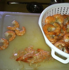 очищаємо креветки від панцира і голови