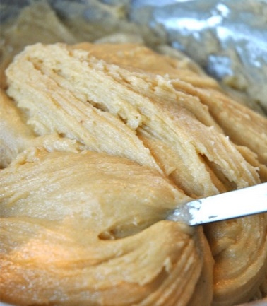 додаємо борошно і поступово вимішуємо тісто