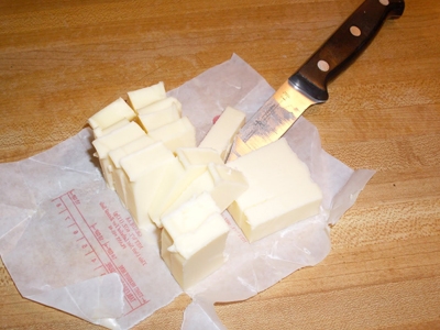 нарізаємо на шматочки вершкове масло