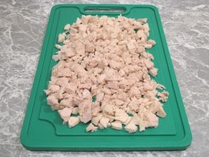 дрібно нарізаємо варене куряче філе