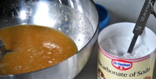 змішуємо мед з яйцем і содою