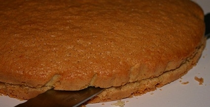 Ділимо бісквіт навпіл