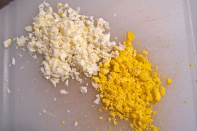 Прикрашаємо салат яйцями