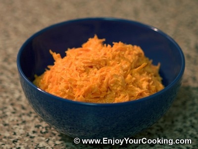 морквяний салат в салатниці