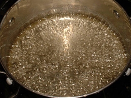 кип'ятимо воду з цукром