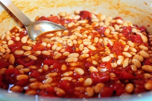 квасоля в каструлі