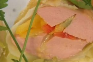 Свинячі сардельки, фаршировані болгарським перцем
