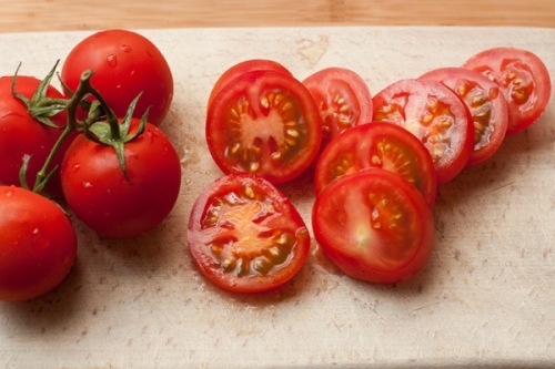 нарізаємо часточками помідори