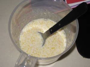 змішуємо молоко, масло, сир і яйце