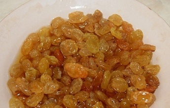 Заливаємо окропом ізюм