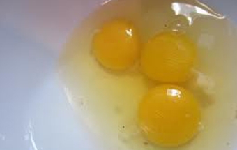 розбиваємо яйця в миску