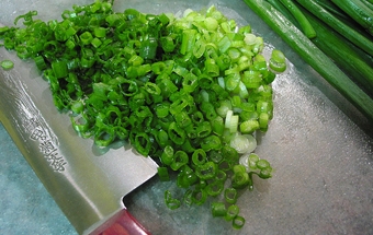 подрібнюємо зелений лук
