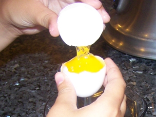 відокремлюємо жовток від білка