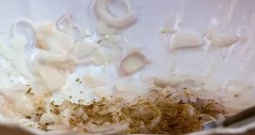 цибулю змішуємо з кмином