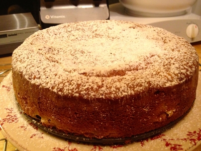 посипаємо кекс з грушею цукровою пудрою