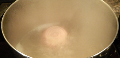 поміщаємо цибулю в окріп