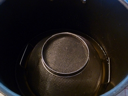 викладаємо сито в каструлю