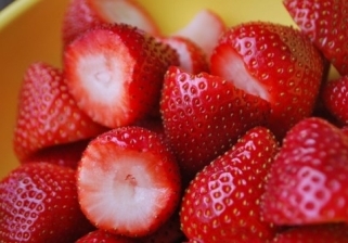 очищаємо полуницю