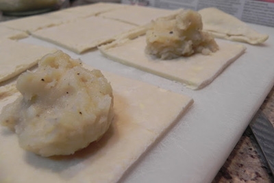 викладаємо начинку на тестові квадратики