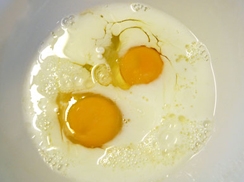 перемішуємо кефір з яйцями