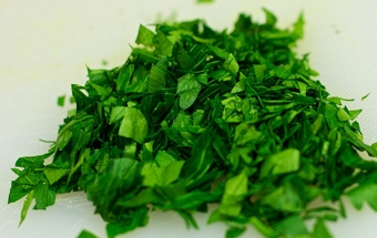 дрібно рубаємо петрушку