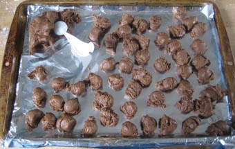 з допомогою ложки відокремлюємо шматочки тіста від основної маси