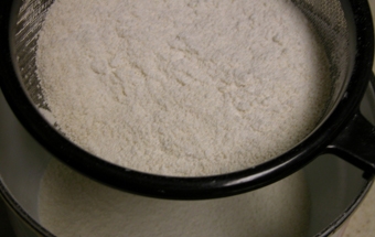 просіваємо борошно