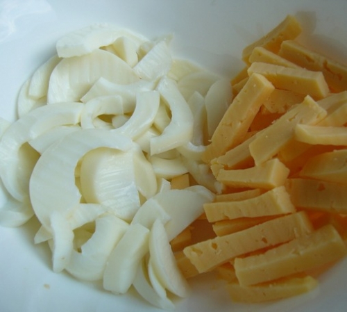 нарізаємо шинку і сир