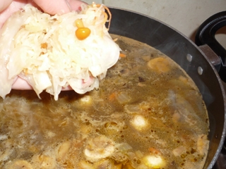 додаємо в суп квашену капусту з опеньками