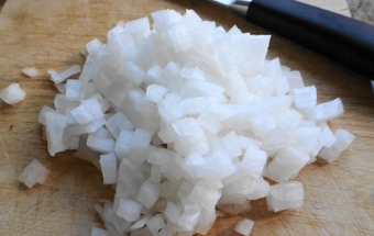 дрібно рубаємо цибулю