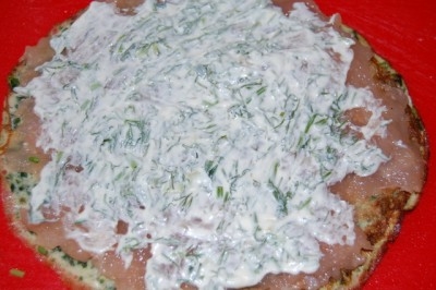 Змащуємо начинку майонезом із зеленню