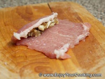 звертаємо м'ясо з начинкою в рулетик