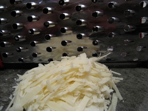 натираємо сир на тертці