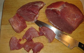 нарізаємо на шматочки свинини