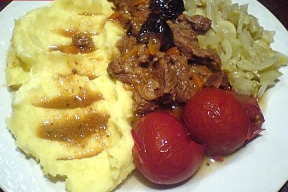 Гуляш з чорносливом