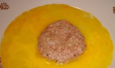 Вимочуємо котлету в яйці