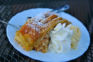 Швидкий яблучний штрудель з родзинками, мигдалем і корицею