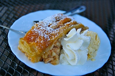 шматочок яблучного штруделя з родзинками, мигдалем і корицею