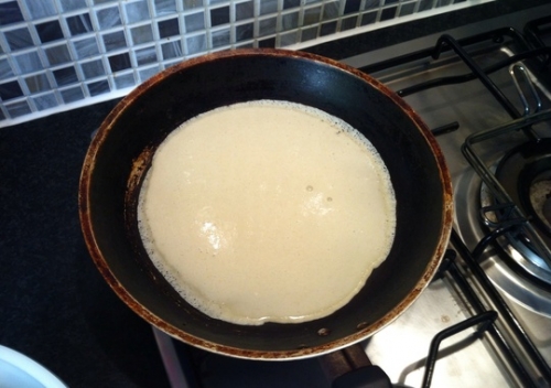 млинець на сковороді